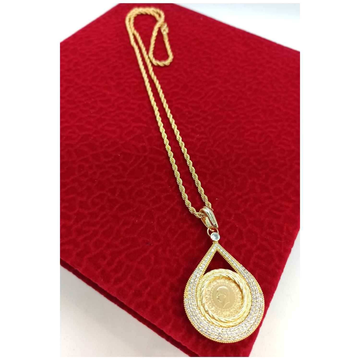 22 Ayar Çeyrek Altın, Altın Kaplama Çerçeveli Ve Halat Zincirli Kolye