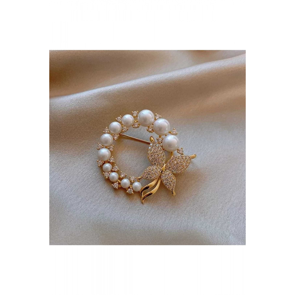 Kelebek Detaylı Inci Kenar Çelenk Kadın Broş