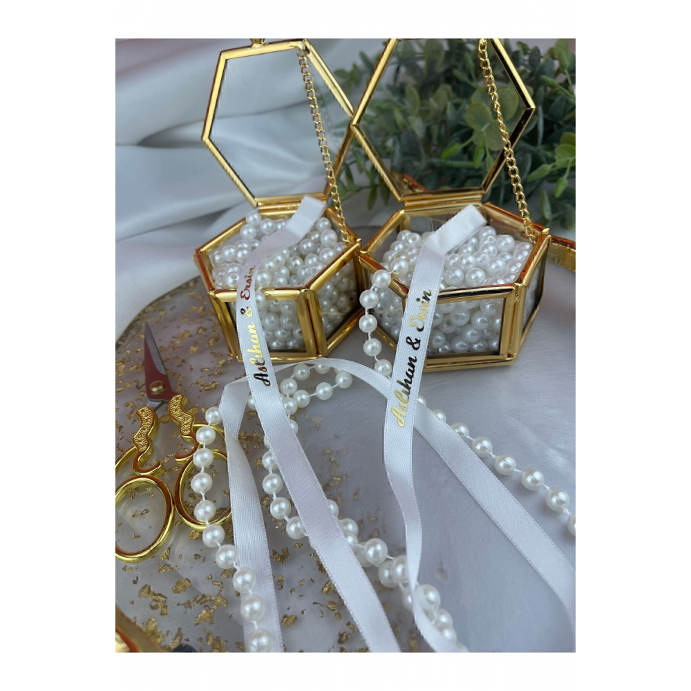 Dökülmeyen İncili Beyaz İsimli Söz ve Nişan Kurdelesi