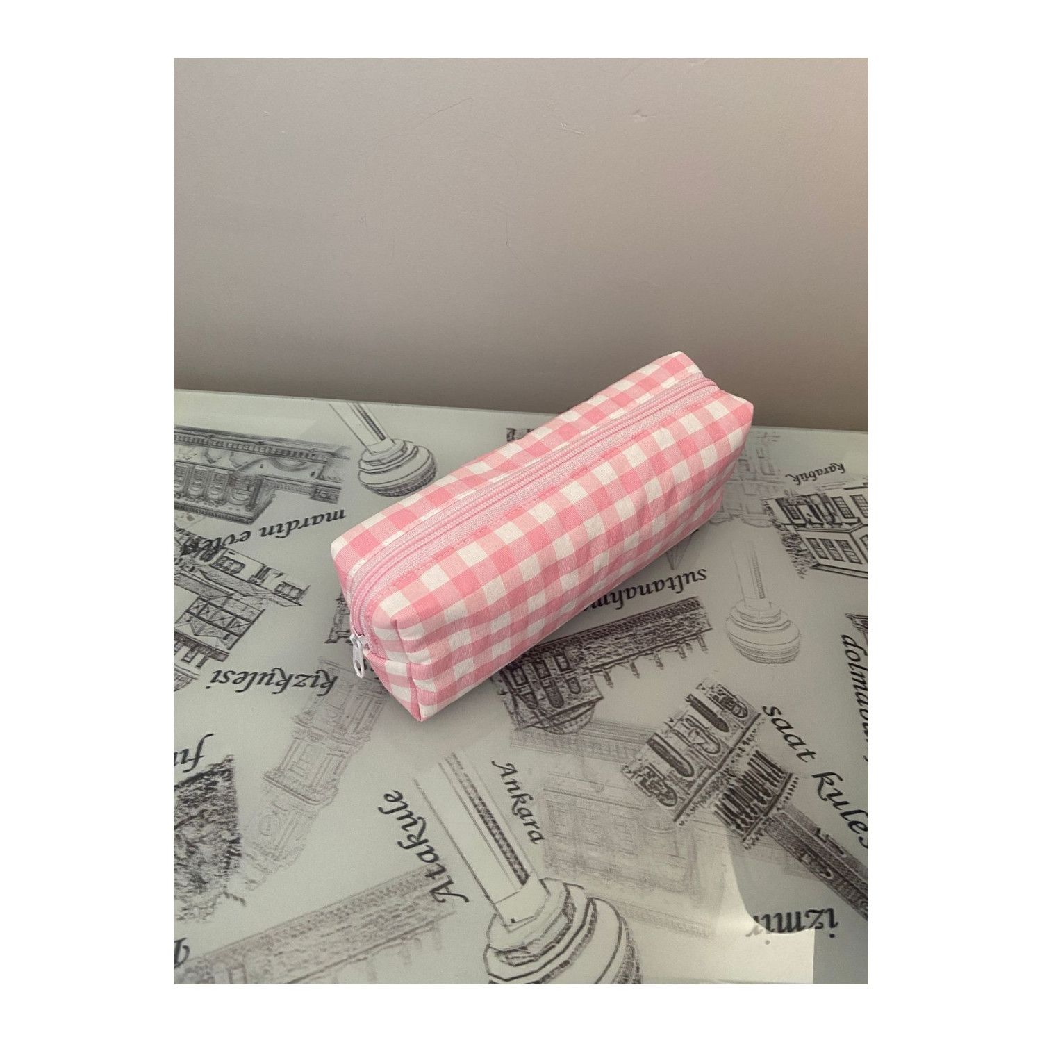 Pembe Beyaz Iri Kareli Kalemlik Boy Makyaj Çantası Ölçüleri 21-7-6cm Dir