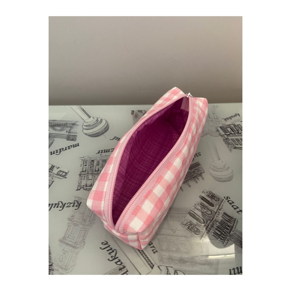 Pembe Beyaz Iri Kareli Kalemlik Boy Makyaj Çantası Ölçüleri 21-7-6cm Dir