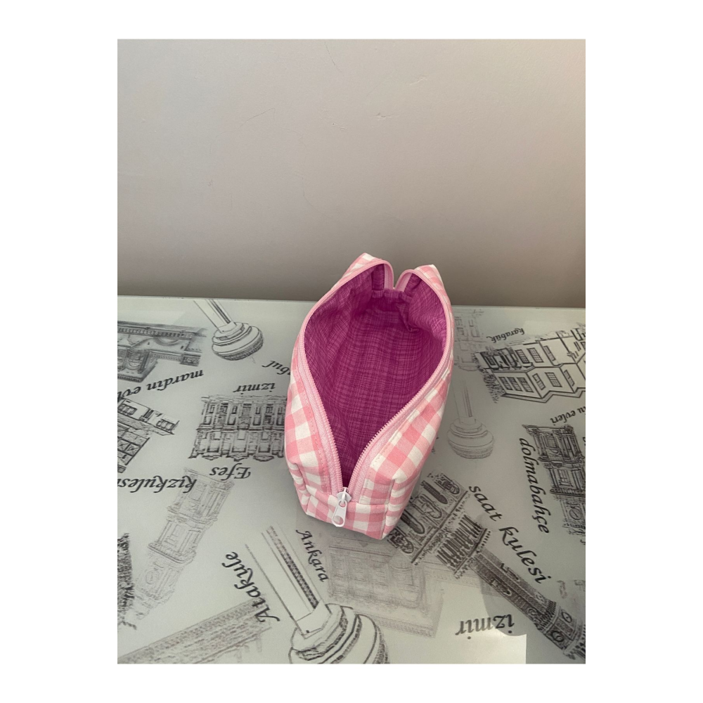 Pembe Beyaz Iri Kareli Kalemlik Boy Makyaj Çantası Ölçüleri 21-7-6cm Dir