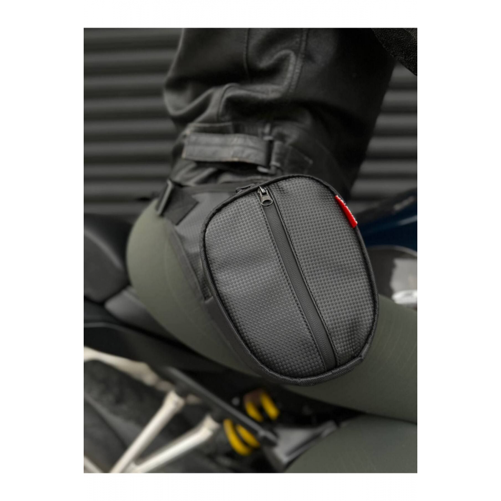 Karbon Desenli Deri Motosiklet Bacak Çantası 3 Gözlü (SU GEÇİRMEZ)