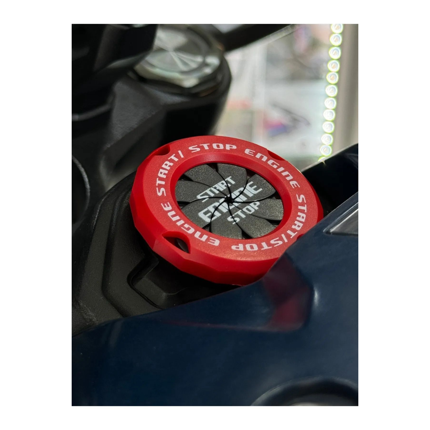 MOTOSİKLET KIRMIZI KONTAK KORUYUCU AKSESUAR DEKORATİF DÖNEN KAPAK